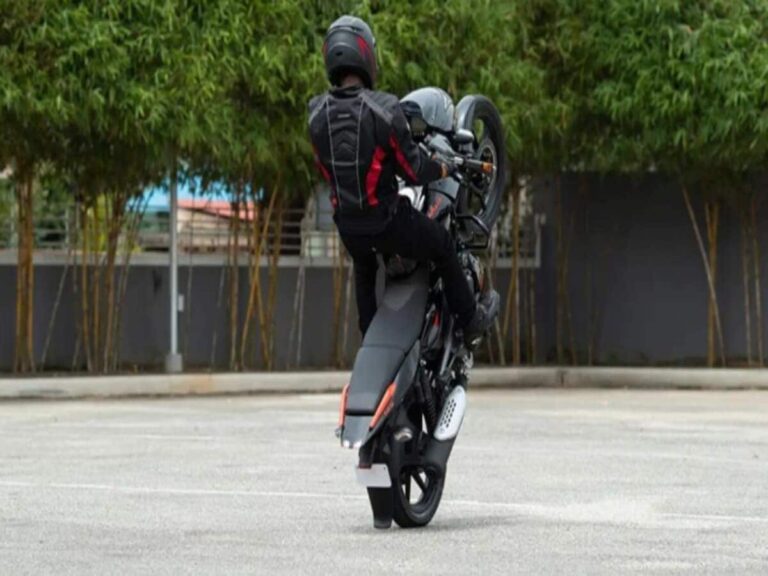 बजाज कल लॉन्‍च कर सकती है शानदार माइलेज देने वाली ये धाकड़ बाइक, 125cc सेगमेंट में तहलका मचाएगा ये नया मॉडल