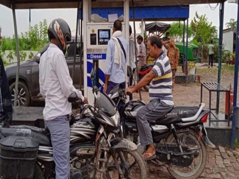 सबसे सस्ता पेट्रोल आज 82.42 रुपये लीटर,  75 डॉलर के नीचे आया कच्चा तेल