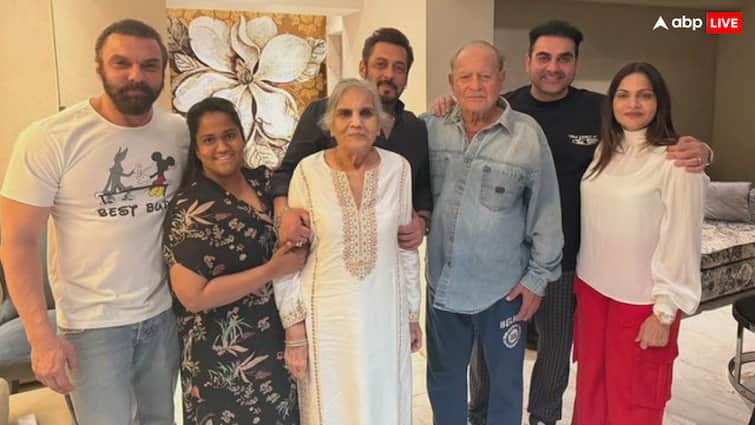 salim khan poses with wife salma khan sons salman khan arbaaz khan sohail khan arpita khan Alvira Khan सलीम खान ने बीवी सलमा और बच्चों संग दिए पोज, फैमिली फोटो में सलमान, अरबाज से अर्पिता तक आए नजर